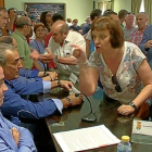 Varios vecinos abuchean al candidato deCiudadanos a la Alcaldía en el pleno de moción de censura.-LA 8 VALLADOLID