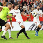 El vallisoletano Sergio Escudero golpea el balón durante un partido de la UEFA Europa League.-SCF