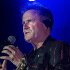 Johnny Clegg, durante un concierto en Sudáfrica en el 2017.-AFP / RODGER BOSCH