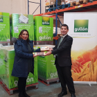 Maritza Velasco (Banco de Alimentos de Palencia) y Paco Hevia (Gullón). / E.M.