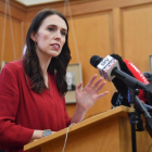 La primera ministra de Nueva Zelanda, Jacinda Ardern, durante una rueda de prensa en el Parlamento en Wellington, la capital del país.-/ AFP / MARTY MELVILLE (AFP)