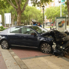 Un vehículo se estrella contra un árbol frente a la entrada del Corte Inglés del Paseo Zorrilla-