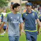 Zidane conversa con su hijo Enzo, jugador del filial madridista.-J.M.L.