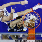 Marc Gasol pugna con Ilyasova para anotar en el partido ante los Sixers.-AP / MATT SLOCUM