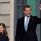 El Rey Felipe VI, junto a la princesa Leonor, en el exterior del Congreso de los Diputados, en el que se celebra esta mañana la solemne conmemoración del 40 aniversario de la Constitución.-EFE/JuanJo Martín