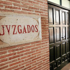 Puerta de acceso a los Juzgados de Medina de Rioseco.-J. M. LOSTAU