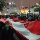 Diversos colectivos ciudadanos y partidos de izquierda salieron con banderas peruanas a las calles del centro histórico de Lima para manifestar su rechazo a la medida.-@KOI_FERNANDEZ