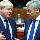 Johnson (izquierda) junto a su colega belga Didier Reynders, en Bruselas, este lunes.-REUTERS / YVES HERMAN