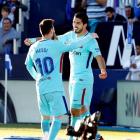 El delantero uruguayo del Barcelona Luis Suárez (d) celebra con su compañero, el argentino Leo Messi (i), su gol marcado ante el Leganés durante el partido correspondiente a la duodécima jornada de LaLiga Santander disputado en el estadio de Butarque.-EFE