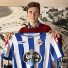 Saúl García posa con la camiseta del Deportivo durante su presentación con el club coruñés.-RC DEPORTIVO