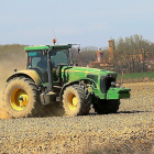 Un tractor realizando sus labores en una explotación agrícola ubicada en la provincia palentina.-M. BRÁGIMO