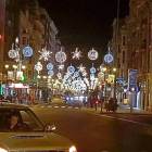 Iluminación navideña de la avenida Ordoño II en León.-E. M.
