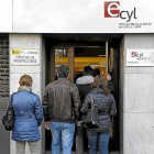 Tres personas acuden a una oficina de empleo en Valladolid. E. M.