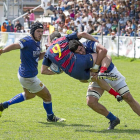 Leigh Thompson realiza un acrobático placaje a Cambiaso ante la presencia de Molina-M. Á. SANTOS