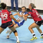 Teresa Álvarez intenta avanzar ante el acoso de dos rivales del Granollers.-M.A.S.