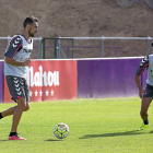 Guzmán conduce el balón ante Anuar.-Pablo Requejo