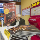 El escritor y cineasta firma ejemplares de su recetario en el supermercado Gadis de la calle Fidel Recio.-Pablo Requejo