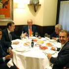 El rey Juan Carlos, junto a Rajoy y los expresidentes José María Aznar, Felipe González y José Luis Rodríguez Zapatero, en Casa Lucio, anoche.-Foto: EFE / DIEGO CRESPO
