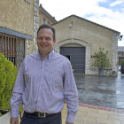 Galo López Cristóbal, responsable de la bodega.En las fotos pequeñas, instalaciones de la elaboradora, una de las salas de crianza y Santiago López, el fundador.-I. M.