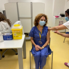 La médico de urgencias Inmaculada García Rupérez recibiendo la vacuna en el Hospital Río Hortega. / E.M.