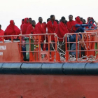 ARCHIVO / Un grupo de 33 inmigrantes de origen subsaharianos rescatados hace un mes en el puerto de Almería.-RICARDO GARCÍA