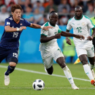 Mané y Sakai pelean por un balón-EFE/ ATEF SAFADI