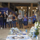 Los capitanes blanquiazules, el presidente Collet y los padres de Jarque rinden homenaje al jugador fallecido hace seis años.-Foto: RCD ESPANYOL