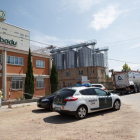 Un trabajador de unos 50 años de edad ha falledido esta mañana tras ser atropellado por un camión dentro de las instalaciones de la cooperativa agraria Cobadú, en Moraleja del Vino (Zamora)-J. L. LEAL / ICAL