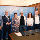 La alcaldesa de Segovia, Clara Luquero, junto con representantes de FES, UGT y CCOO firman el 'Acuerdo para la constitución del Consejo del Diálogo Social en Segovia'.-ICAL