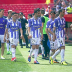 Los jugadores del Valladolid se retiran al vestuario, ayer, tras encajar la mayor goleada de la temporada.-PHOTO-DEPORTE