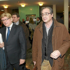 García de Coca, a la derecha, con su abogado tras declarar en enero de 2013.-J. M. Lostau