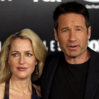 Gillian Anderson y David Duchovny, en la presentación de 'Expediente X' en el California Science Center de Los Ángeles, en enero del  2016.-MARIO ANZUONI / REUTERS