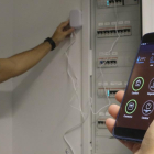 Una persona utiliza el prototipo creado por el grupo Bisite para monitorizar la cantidad de electricidad que circula por la red.-ENRIQUE CARRASCAL