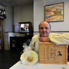 José Antonio Soto  posa junto al original papillote de judías verdes y sepia y un vino de la tierra.-V. GUISANDE.