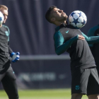 Rafinha, Mascherano y Cillessen, en un entrenamiento del Barcelona.-JORDI COTRINA