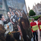 Escenifican en el Museo del Prado 'La rendición de Breda' en un cuadro rebautizado como 'La rendición de Garoña', con Rajoy postrado ante el presidente de Iberdrola, Juan Ignacio Galán-ICAL