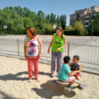 Victoria Soto, ayer, durante su visita a uno de los centros colaboradores con el programa ‘Compartiendo en Verano’.-E. M.