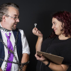 El ilusionista Óscar Escalante en uno de sus trucos de magia,-E.M.