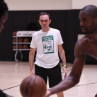 El vallisoletano Hugo López, en un entrenamiento de los Toronto Raptors con Serge Ibaka (derecha).-EL MUNDO