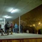Usuarios del Comedor Social esperan el inicio del servicio de una cena.-P. REQUEJO