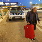 El propietario de la maleta la retira del aparcamiento tras la alarma generada.-J. M. LOSTAU