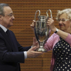 Florentino Pérez le entrega a Manuel Carmena, alcaldesa de Madrid, una réplica de la Champions.-FERNANDO ALVARADO