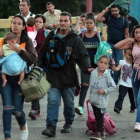 Una familia de inmigrantes venezolana pasa hacia Colombia  por el Puente Internacional Simon Bolivar.-EFE
