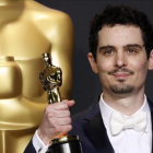 Damien Chazelle posa con el Oscar a mejor director por el musical La la land (2017)-LUCAS JACKSON (REUTERS)