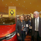 Rosa Valdeón y el director de Renault España, José Antonio López, posan con los 38 ingenieros  del nuevo programa.-ICAL