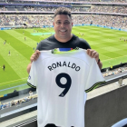 Ronaldo posa con la camiseta del Tottenham en White Hart Lane. / E. M.