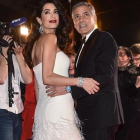 Amal y George Clooney, rodeados de cámaras, el pasado febrero, en la entrega de los Premios César, galardones del cine francés.-EFE