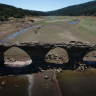El puente romano de Vinuesa visible por el bajo nivel del Embalse de la Cuerda del Pozo en Soria.-ICAL
