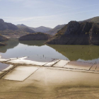 Imagen del nivel de las aguas a causa de la sequía en el embalse de Barrios de Luna (León).-ical