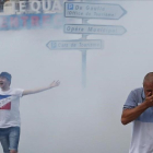 La policía francesa usa gas para disolver los incidentes en Marsella.-AP / DARKO BANDIC